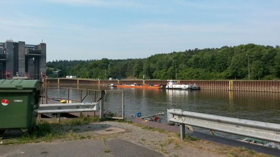 Schifffahrtsstraße zum Schiffshebewerk.