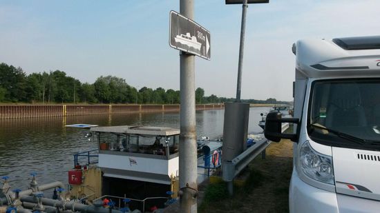 Wasserstrasse zum Schiffshebewerk. Das Schild zeigt den Weg zum Schiff mit dem Mann das Werk befahren kann.