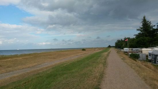 Dieses Bild zeigt unseren Stellplatz und die Nähe des Platzes zum Strand.