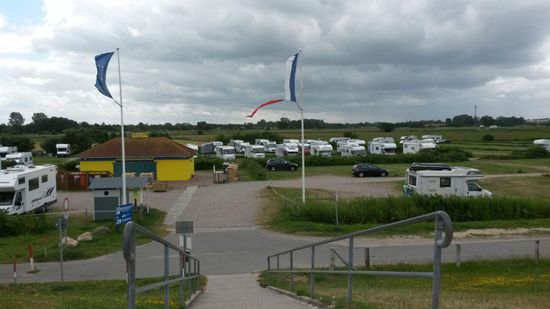 Vom Deich fotografiert Stellplatz mit Kiosk.