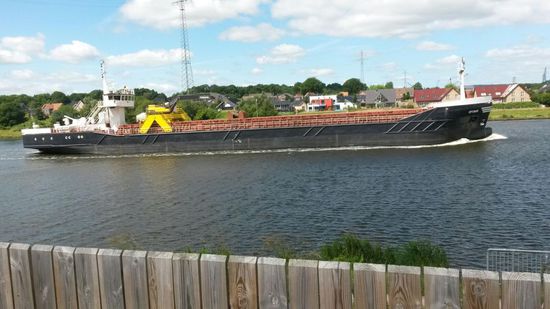 Grosse Schiffe passieren den Kanal.