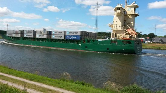 Ein Containerschiff passiert unseren Stellplatz.