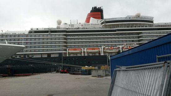 Die Queen Elizabeth seitlich fotografiert.