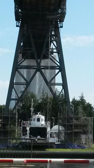 Schwebefaehre von Rendsburg. Man kann auf dem Bild gut erkennen das die Fähre unterhalb einer Eisenbahnbrücke befestigt ist.