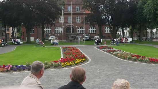Das Rathaus mit Garten.