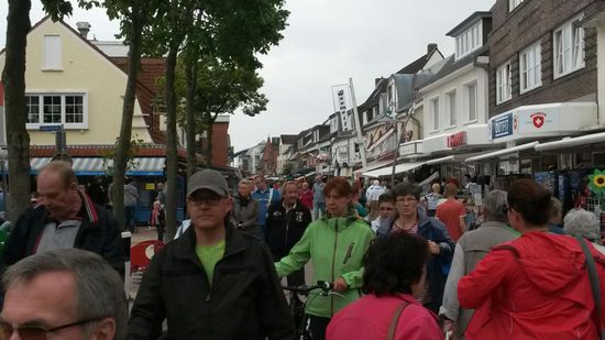Die Innenstadt von Büsum mit den vielen Leuten.