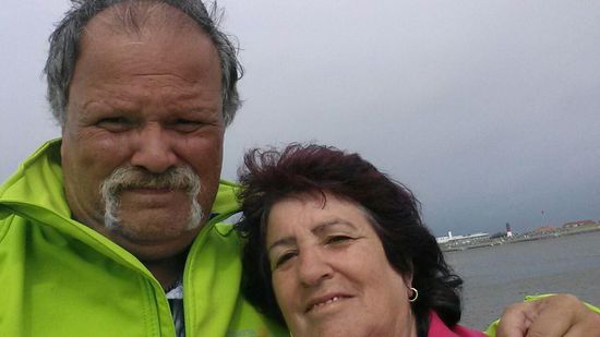 Selftie im Watt mit dem Strand von Büsum im Hintergrund.