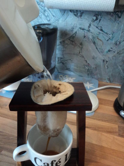 Da mir die Art Kaffee zuzubereiten so gefallen hat, habe ich mir am Flughafen auch so ein Säckchen, mit dazugehörigem Equipment besorgt, um mir auch zu Hause in Deutschland Kaffee zu machen. Wenn ich den Kaffee so zubereite, brauche ich keine Milch und nur wenig Zucker und er schmeckt bei Weitem besser als das was man hier in Deutschland bekommt. Ob das jetzt an der Zubereitung oder am costaricanischem Kaffee selber hängt  Keine Ahnung...