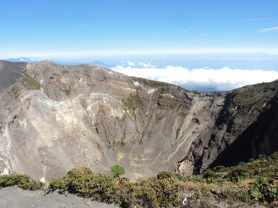 Der Krater vom Vulkan Irazú. Wenn es regnet füllt er sich mit Wasser und reflektiert dann den Himmel, sodass das Wasser schön blau leuchtet.
