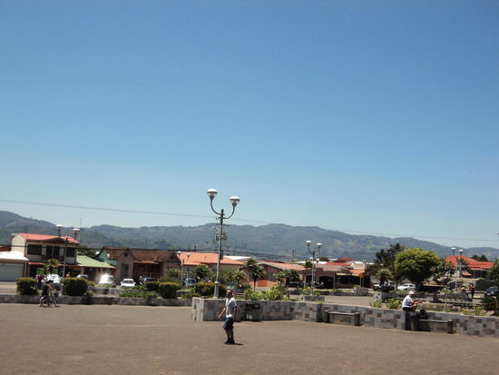 Umgebung rund um die Basilika. Ganz normale Häuser.