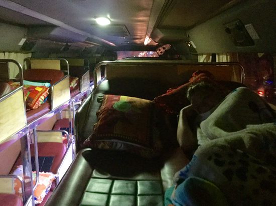 Eingekuschelt im Nachtbus