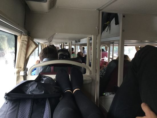 Liegefläche im Schlafbus (es ist so eng und niedrig, dass selbst ich nicht aufrecht sitzen konnte)