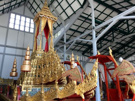 Königliche Kutsche (wird von 256 Männern gezogen)