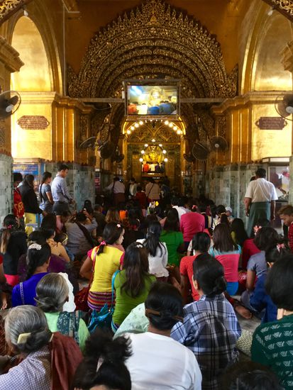 vergoldeter Buddha in der Mahamuni Pagode