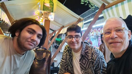 2 junge Iraner geben 1. Informationen