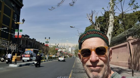 Die schneebedeckten Berge im Hintergrund sind schon abgefahren