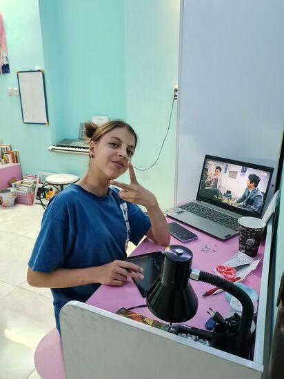 Awiza lernt koreanisch durch schauen von Filmen