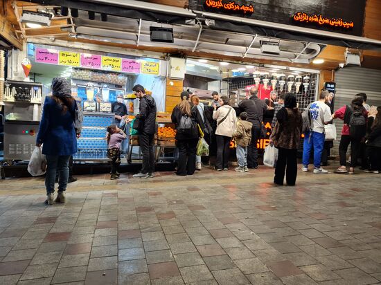 Das Leben pulsiert, die Leute wirken generell jedenfalls nicht unterdrückt oder depressiv. Im Gegenteil. Die Iraner haben Würde&amp;Stil