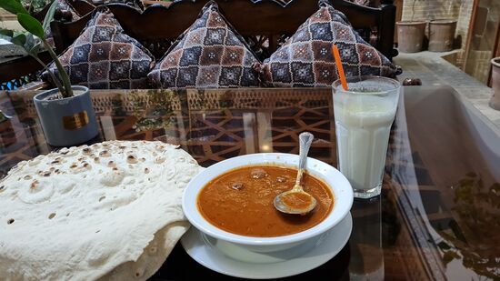 Sheft Sumac, leicht saure Fleischklößchensuppe