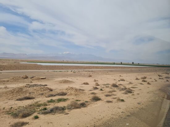 Unterwegs überwiegend Wüste, im Hintergrund ein 4000er
