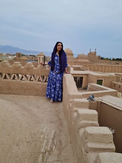 Eine iranische Schönheit auf dem Dach des Art Café House