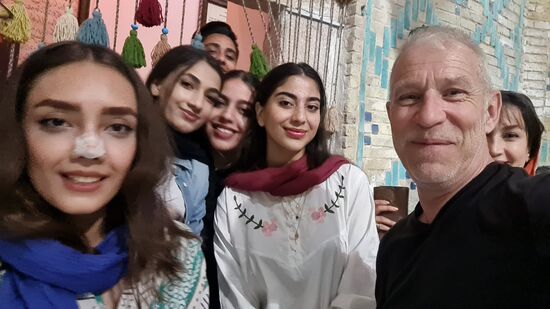 Eine schöner als die andere
 Übrigens: angeblich 50% der iranischen Frauen lassen sich aus Schönheitsgründen die Nase kosmetisch operieren