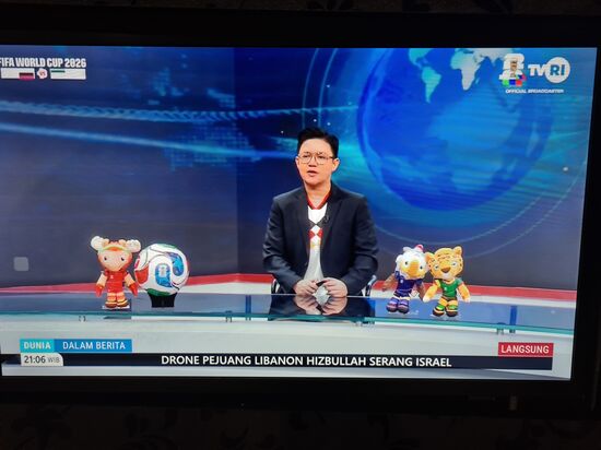 Der Nachrichtensprecher des indonesischen Fernsehens im Deutschland Dress 