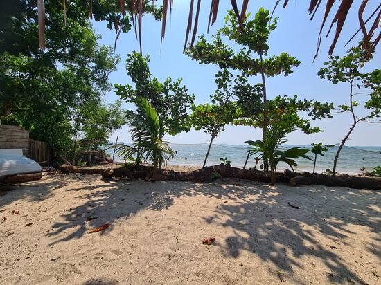 Der kleine private Strand der Villa
