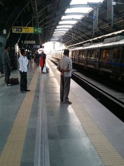 Warten auf die dehli-metro