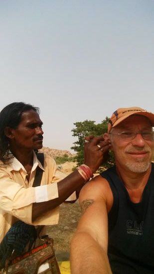 Dr.Jonny bei seiner exakten,wohltuenden arbeit