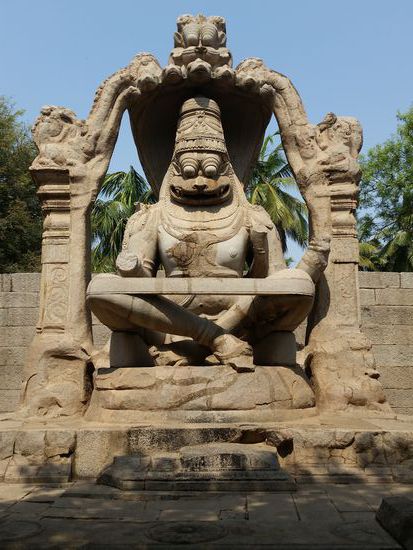 Ebenso aus einem stein gehauen..500 jahre zum teil religiös bedingten zwist überdauert:
Die Lakshimi Narasmiha Statue
