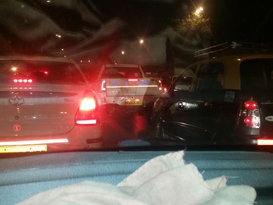 Die fahrt zum hotel. Voraus der pickup mit der Aufschrift :" work is worship"