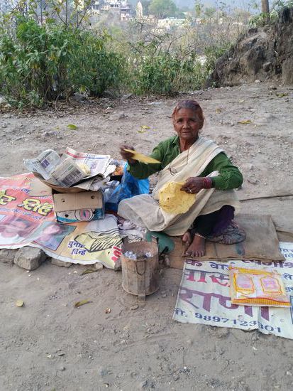 Indische papadam verkäuferin des weges