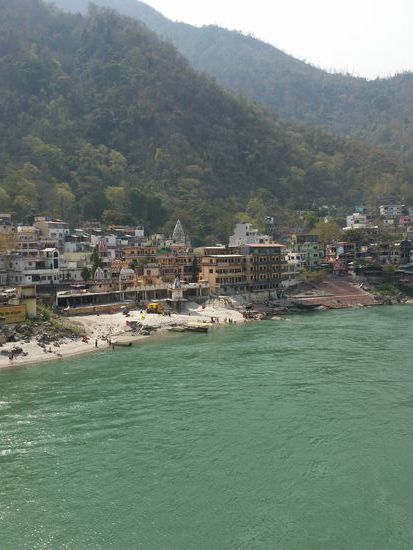 Rishikesh von der Laxman Jhula Bridge aus gesehen