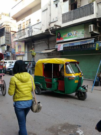 Die kleene muß zum Familieneinkommen beitragen...als einzige vermutlich