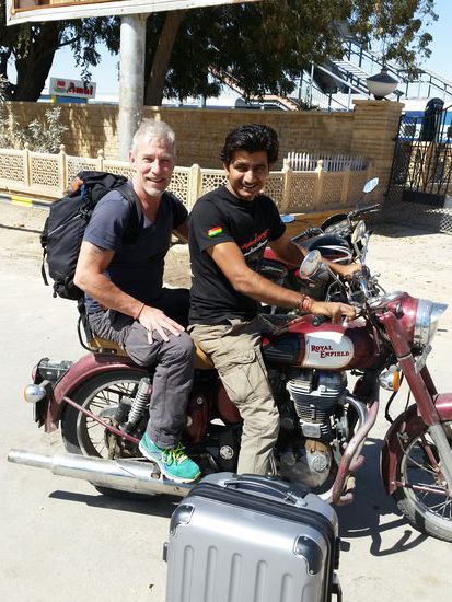 Padam vom Surya paying guesthouse holt den dankbar glücklichen Reisenden vom Bahnhof ab