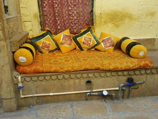 Sitzgelegenheit vor einem Hotel