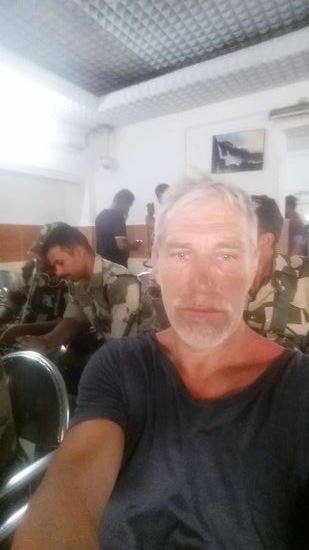 Reisender hat Begleitschutz,jeder mit Maschinengewehr&amp;Smartphone