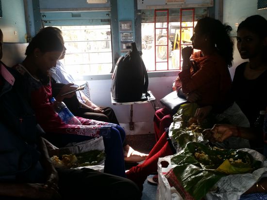 Ökologischer geht's nicht. Essen in Bananenblättern in Zeitung eingepackt