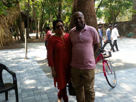 Kultivierte nette Bekanntschaft am Bienale Pavillon