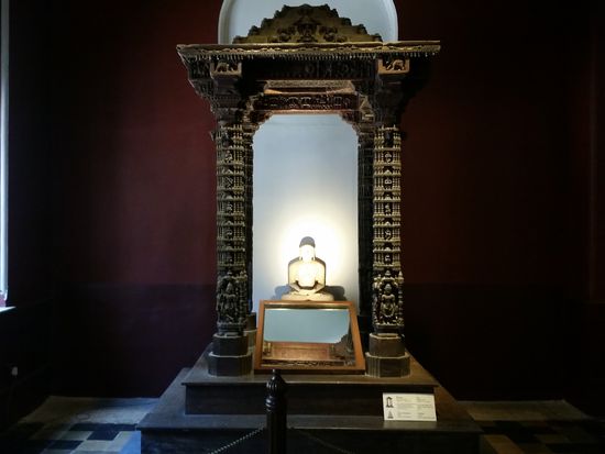 Buddha's einzigartiger Holzschrein