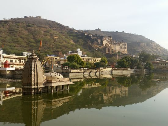 Mein Hotelzimmer ist im Gebäude bildmittig oben rechts die letzten 2 Fenster