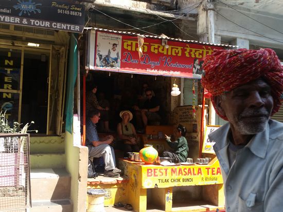 Konkurrent von Sunita,direkt gegenüber,voll mit schwitzenden Engländern. Der im Vordergrund wendet sich schon ab