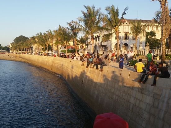 Hafenpromenade am abend