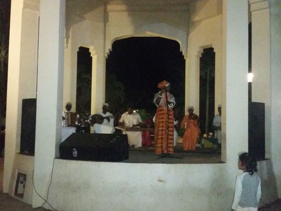 Am Vorabend nettes Konzert am Forodhani Park,traditionelle Musik in angemessener Lautstärke