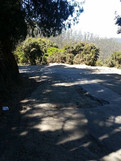 Erbärmliche Piste zu tausenden mit dem Auto hochjuckeln...erlaubt