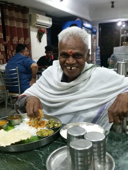 Netter Tischnachbar beim Abendessen