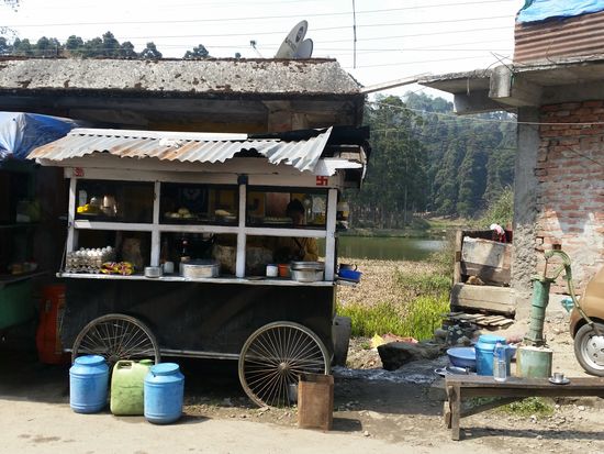 Garküche in Mirik, Nudeln mit allem