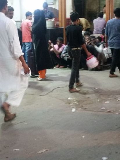 Warten auf Armenspeisung