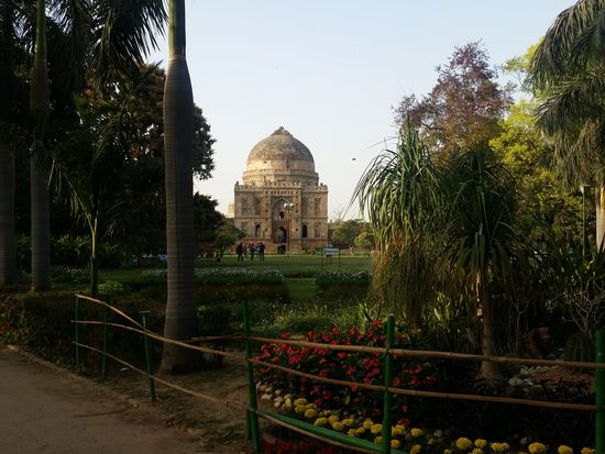 Grabmal im abendlichen Sonnenlicht
